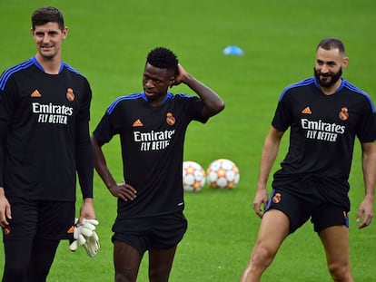 Courtois, Vinicius y Benzema, este martes en el entrenamiento en San Siro.