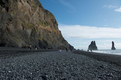 Playa de Reynisfjara (Vik, Islandia). Este arenal en la costa sur del país, junto al pequeño pueblo pesquero de Vik i Myrdal, es todo un espectáculo: olas que chocan contra la arena negra y cuevas de dolomitas esperan a ser exploradas. Los drones están permitidos y gracias a ellos se pueden capturar las formaciones de lava y las columnas de basalto. Eso sí, el visitante debe tener cuidado, ya que el oleaje de Reynisfjara es extremadamente feroz. Si se visita entre mayo y agosto, los amantes de las aves tienen muchas posibilidades de observar frailecillos.