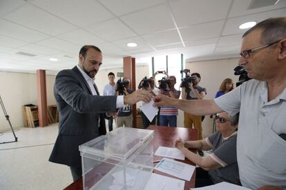 El precandidato a la presidencia del PP, Elio Cabanes, deposita su voto.