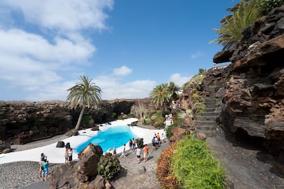 Jameos del Agua (Lanzarote, Canarias). A este campo de lava del norte de Lanzarote prácticamente nadie le prestaba atención hasta que el artista español César Manrique lo convirtió, con mucho empeño, en un auténtico imán turístico. Dedicó todas sus energías a acondicionar el complejo subterráneo de tubos volcánicos, cuevas y grutas, preparándolo para recibir visitas y albergar eventos; una de las mayores atracciones de estos Jameos del Agua es su lago subterráneo. Hay que consultar por adelantado el calendario de eventos: en la sala que se montó en una gruta volcánica se organizan regularmente conciertos y espectáculos