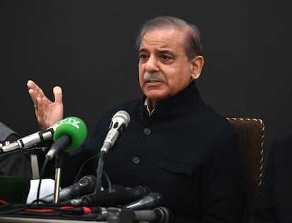 El ex primer ministro de Pakistán Shehbaz Sharif, habla durante una conferencia de prensa en Lahore (Pakistán), este martes.