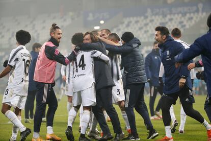 Pirlo celebra la Supercopa con sus jugadores.