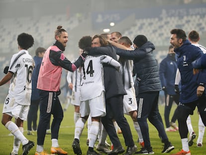 Pirlo celebra la Supercopa con sus jugadores.