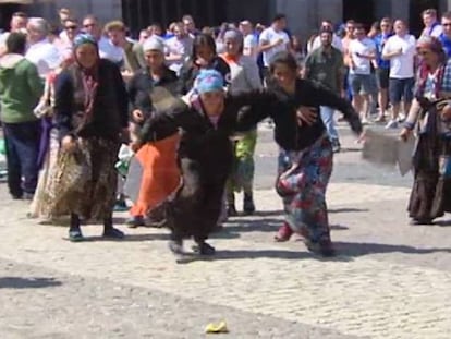 Mendigas correm atrás de moedas jogas pelos torcedores.