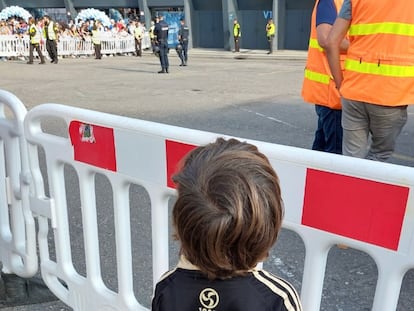 El sobrino de Lucía Taboada en la puerta del Estadio Municipal de Balaídos.