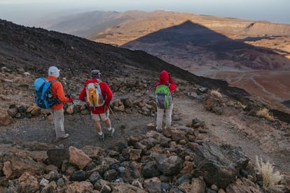 Otra de las rutas del Tenerife Walking Festival es la de Montaña Blanca, que incluye el Pico Teide y una noche en el refugio de Altavista. Es el más popular de los senderos del Parque Nacional del Teide, el que lleva hasta el pico del volcán, a 3.718 metros de altitud. Cuesta 32 euros por persona.