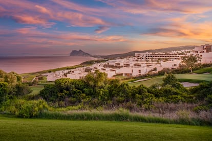 El hotel Fairmont La Hacienda Costa del Sol fotografiado desde el campo de golf.