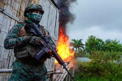 Un soldado monta guardia durante un operativo en las afueras de Guayaquil, en Durán, Ecuador, el 15 de enero de 2025.