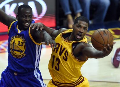 Tristan Thompson atrapa el rebote ante Draymond Green.