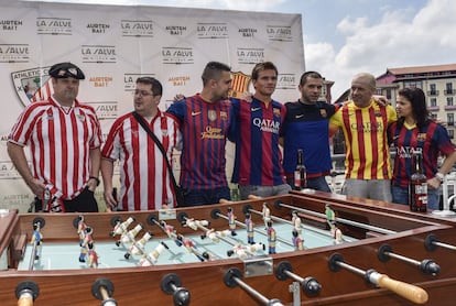 Partido amistoso de futbolín entre peñas bilbaínas del Athletic Club y FC Barcelona