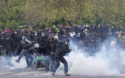 Masked youths face off with French police during a demonstration against the French labour law proposal in Paris, France, as part of a nationwide labor reform protests and strikes, April 28, 2016.   REUTERS/Philippe Wojazer