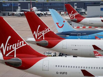 Aviones de TUI y Virgin Atlantic en Manchester.