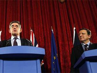 Sarkozy, Brown y Barroso, durante la rueda de prensa ofrecida tras la reunión.