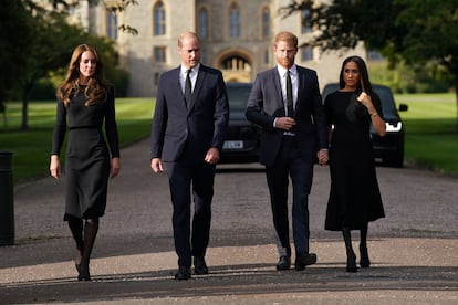 Los príncipes de Gales, Guillermo y Catalina, y los duques de Sussex, Enrique y Meghan, este sábado a su salida del castillo de Windsor.