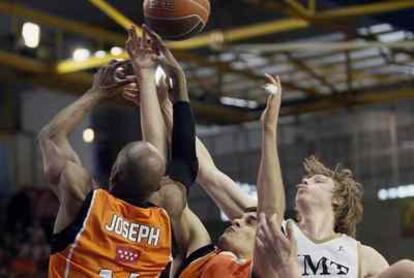 Singler pelea un rebote con Joseph y Mainoldi