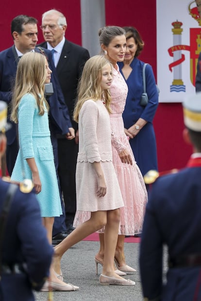 La Reina optó por esta cita por un tono rosa para su traje, al igual que la princesa Leonor. Sofía, por el azul claro. El trajes de doña Letizia es de Felipe Varela y los pendientes que llevó son de la reina Sofía.