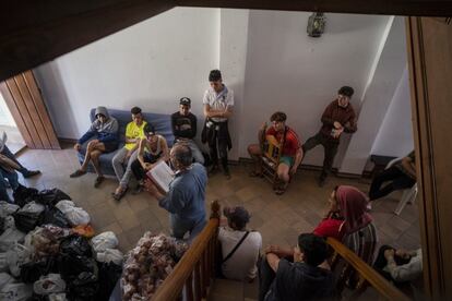 Los chavales esperan al reparto de lotes de comida que las ONG que les apoyan han llevado hasta El Rocío a través de Bustillo.