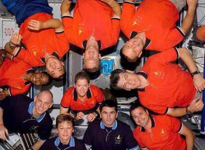 Los diez astronautas (los siete del <i>Discovery</i> de rojo y los tres de la ISS de azul) posan el pasado miércoles flotando en la estación espacial.