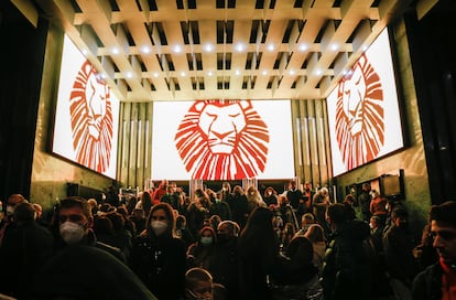 Salida del público del musical 'El Rey León', en el teatro Lope de Vega, en la Gran Vía de Madrid.