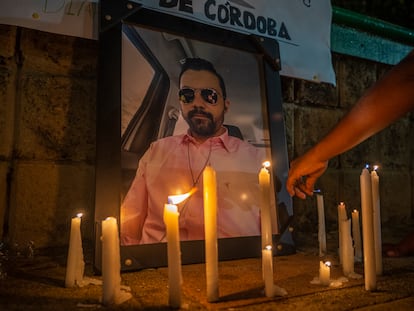Un retrato de Rafael Moreno en un altar en su memoria, en Puerto Libertador, región de Córdoba (Colombia), el 26 de octubre de 2022.