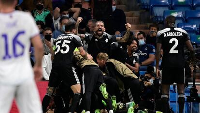 Los jugadores del Sheriff celebran su gol contra el Real Madrid.