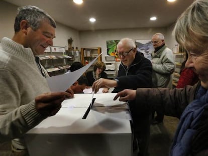 Ve&iuml;ns de la zona del Moian&egrave;s votant.