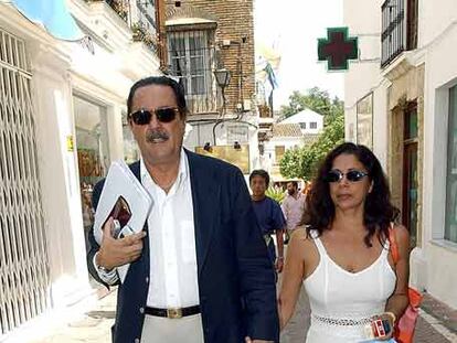 Julián Muñoz e Isabel Pantoja, paseando por Marbella en 2003.