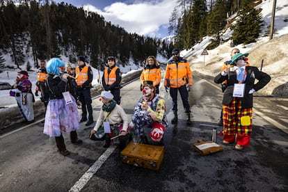 Persondas protestando en la carretera camino a Davos