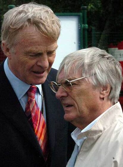 Max Mosley (a la izquierda), y Bernie Ecclestone, en Magny Cours.