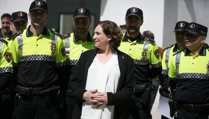 Ada Colau con agentes de la Guardia Urbana, el pasado abril.