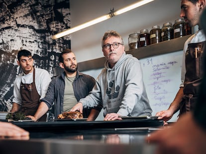 Andoni Luis Aduriz, con miembros de su equipo, en medio del proceso creativo de la nueva temporada de Mugaritz, que abre el próximo 29 de abril.