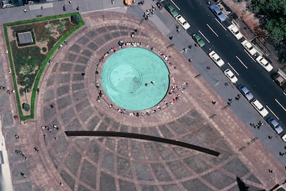 Vista aérea de la controvertida pieza 'Tilted Arc' del escultor Richard Serra, antes de su retirada en Nueva York, en 1985.