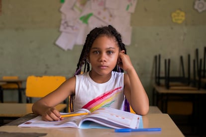 Una niña en una escuela en la República Dominicana.