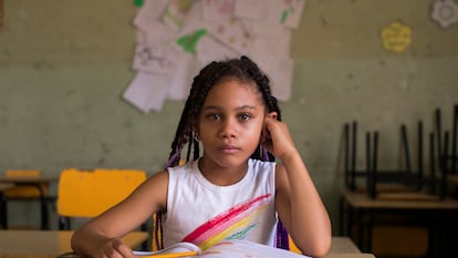 Una niña en una escuela en la República Dominicana.