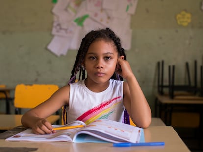 Una niña en una escuela en la República Dominicana.