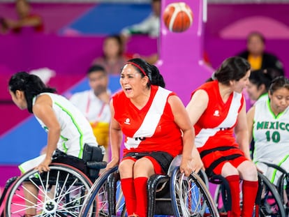 Momento de un partido entre los equipos paraolímpicos femeniles peruano y mexicano de baloncesto, en una imagen de archivo.