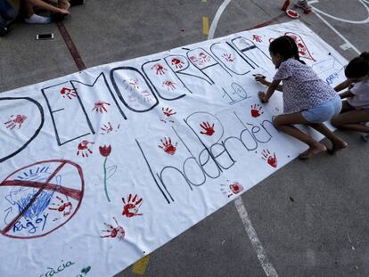 Ni&ntilde;as en un colegio de Barcelona el fin de semana del 1 de octubre. 