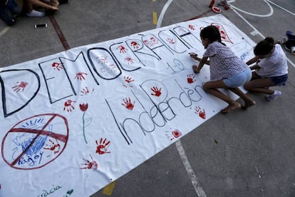 Ni&ntilde;as en un colegio de Barcelona el fin de semana del 1 de octubre. 