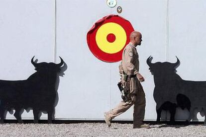 Un miembro del contingente militar español pasa delante de uno de los barracones de la base hispano-italiana Camp Arena, en Herat.