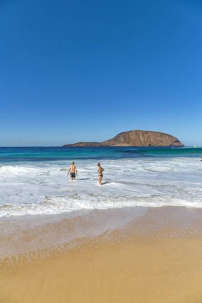 Vista del islote de Montaña Clara desde la playa de Las Conchas, en La Graciosa.