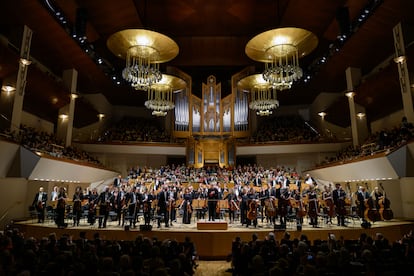 Marin Alsop y los integrantes de la Philharmonia Orchestra saludan al final del concierto, el pasado 12 de enero en el Auditorio Nacional.