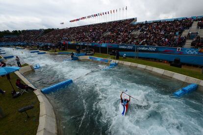 Tony Estanguet, durante la final de piragüismo en aguas bravas C1.