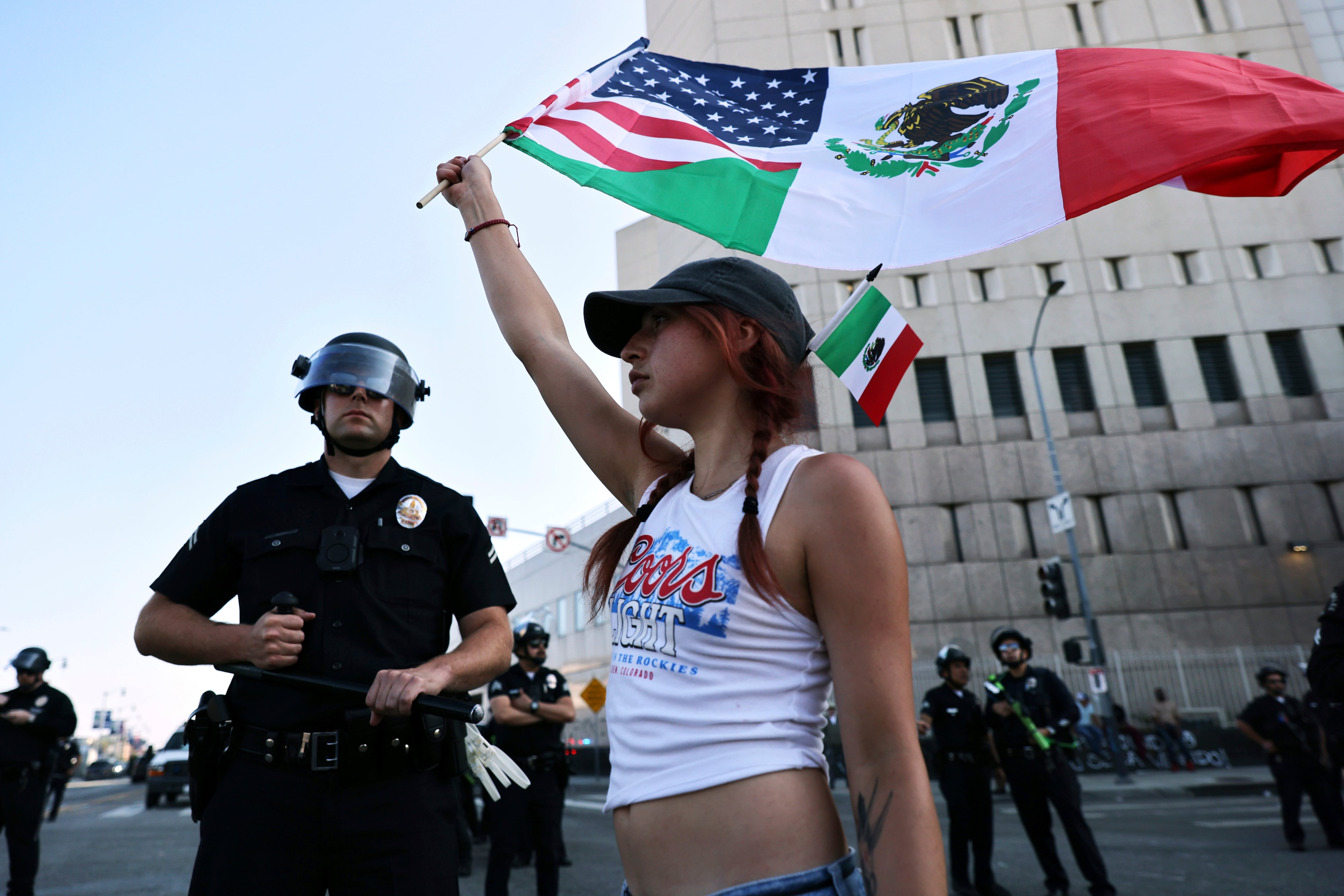 Las protestas de migrantes en California desatan una tormenta política entre México y Estados Unidos