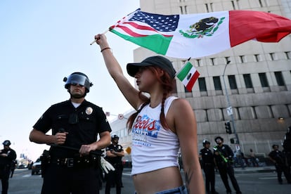 Manifestante en el centro de Los Ángeles, California, el 10 de junio de 2025.