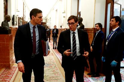 El presidente Pedro Sanchez habla con el ministro de Sanidad, Salvador Illa el 18 de marzo.