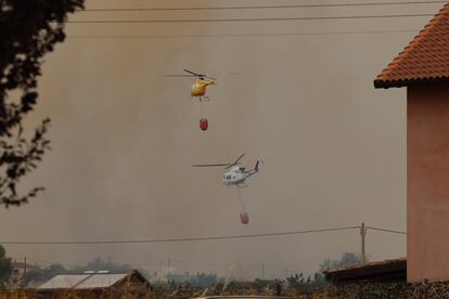 Dos helicópteros trabajaban el sábado en la extinción del incendio.