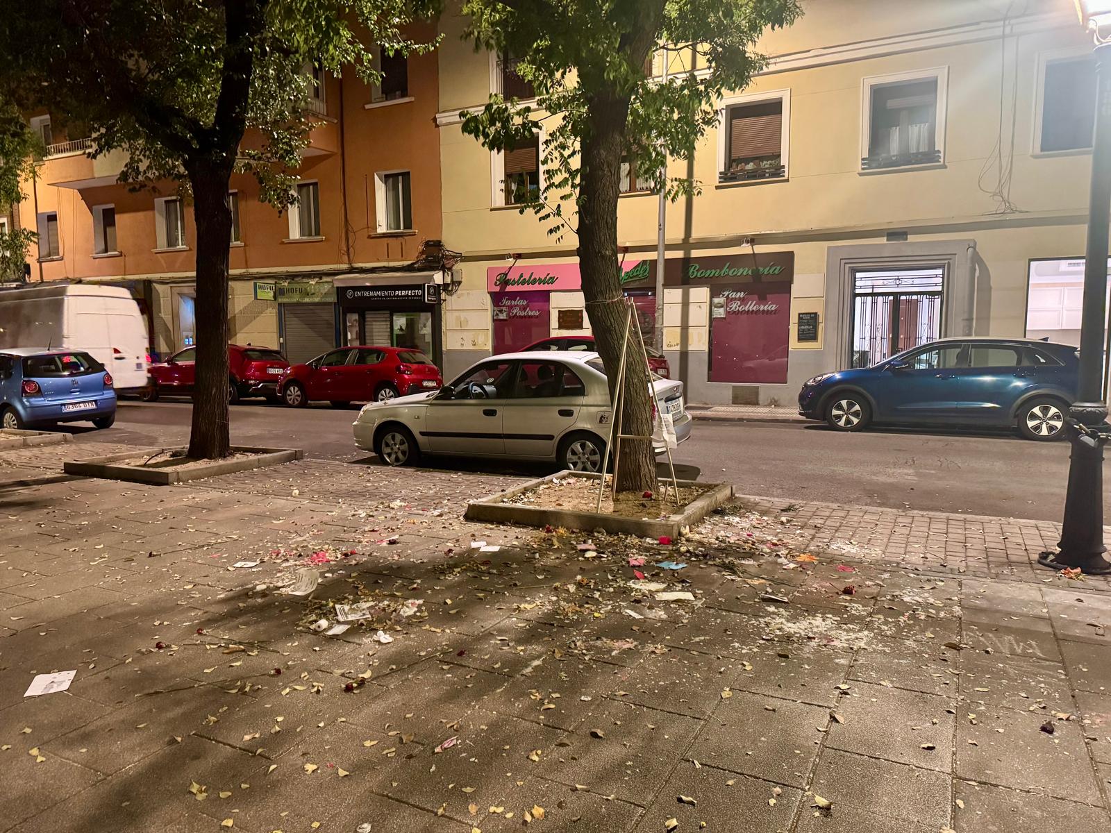 Estado en el que ha quedado el 'Altar' de Maricarmen frente a la que era su casa, tras la retirada de todas las velas, flores y mensajes en homenaje a la anciana.