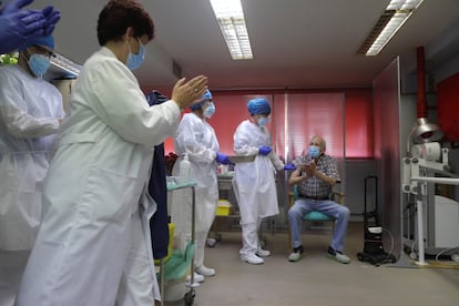 Nicanor, de 72 años, es el primero en recibir una dosis de la vacuna contra la covid-19 en la capital, este domingo en la residencia de mayores Vallecas de Madrid.