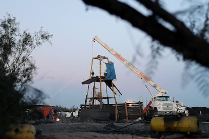 Una grúa apoya en el rescate de los mineros atrapados.