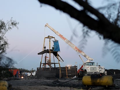 Una grúa junto a la entrada de la mina, durante los trabajos de rescate a los mineros, en noviembre de 2022.